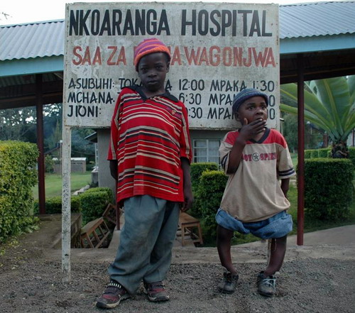 Tansanischer Kinder mit Brandverletzungen oder Bein- und Fußfehlstellungen im Nkoaranga Hospital