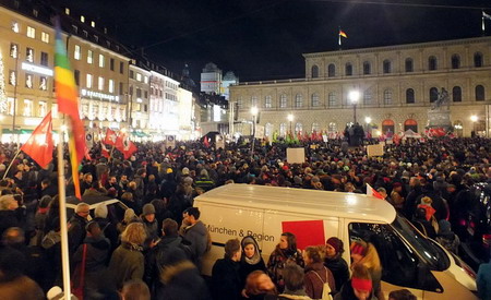 Demonstration gegen Pegida auf dem Max-Joseph-Platz in München (22. Dezember 2014)