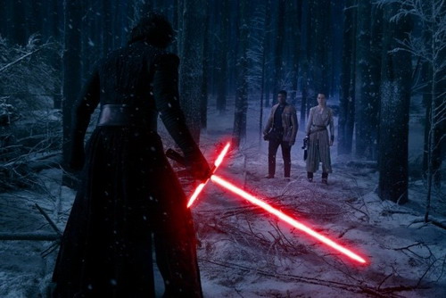 "Star Wars: Das Erwachen der Macht". Der finstere Kylo Ren (links) zeigt Finn und Rey ein schlagendes Argument für die dunkle Seite der Macht.