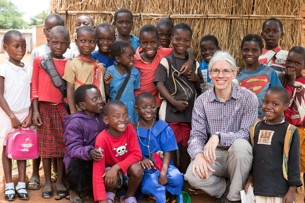 Martin Aufmuth aus Erlangen, dem Erfinder der Ein-Dollar-Brille, mit Kindern in Malawi