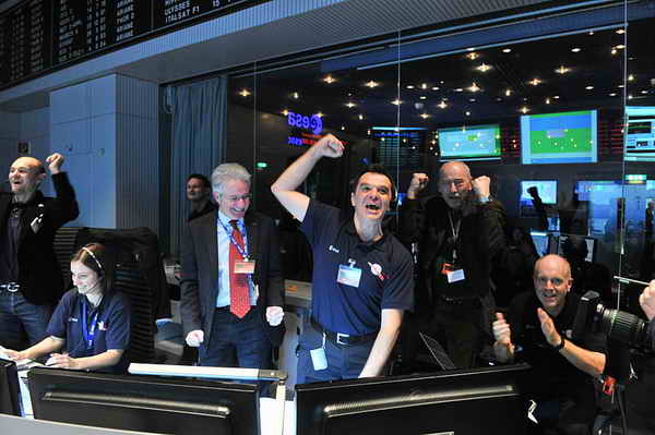20. Januar 2014: Freude beim Rosetta-Team im europäischen Raumfahrt-Kontrollzentrum ESOC in Darmstadt über den Empfang der ersten Signale von der Rosetta-Sonde, die aus „Winterschlaf“ erwacht ist.