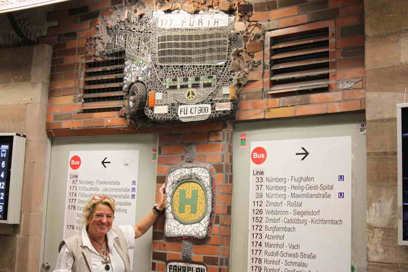 Die Fürther Mosaikkünstlerin Iris Rauh mit dem Piece-Bus, U-Bahnhaltestelle Fürther Hauptbahnhof