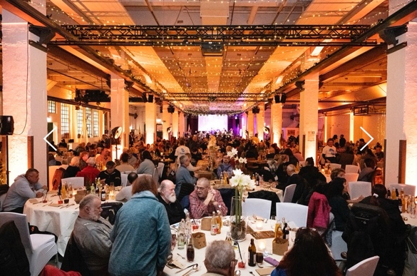 Der Nürnberger Kabarettist Bernd Regenauer hat gemeinsam mit 130 Helfern seiner Initiative Helfmer zamm im Jahr 2024 eine Woche vor Weihnachten 600 Menschen mit schmalem Geldbeutel bewirtet. Es gab Festtagsbraten, Geschenke und ein buntes Bühnenprogramm