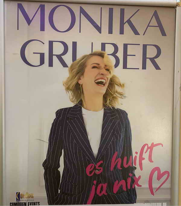 Monika Gruber, bayerische Kabarettistin, es huift ja nix-Tournee, Plakat 