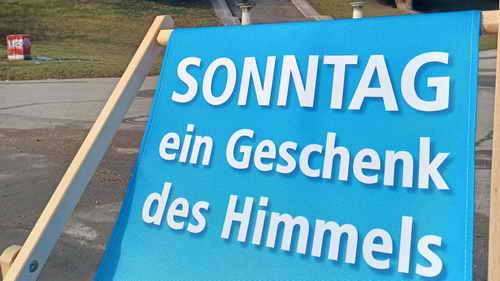 Slogan "SONNTAG ein Geschenk des Himmels"