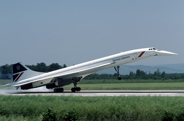 Eine Concorde G-BOAC der British Airways beim Start 