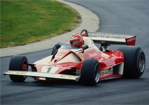 Niki Lauda am 31.07.1976 mit seinem Ferrari 312 T2, einen Tag vor seinem schweren Rennunfall
