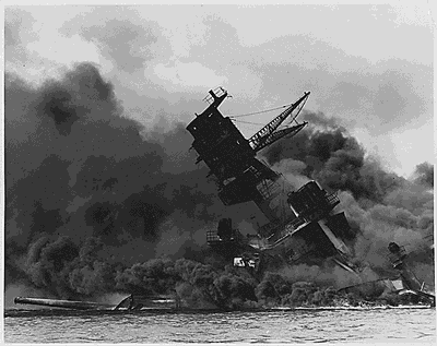 Pearl Harbor 1941: USS Arizona sinkt