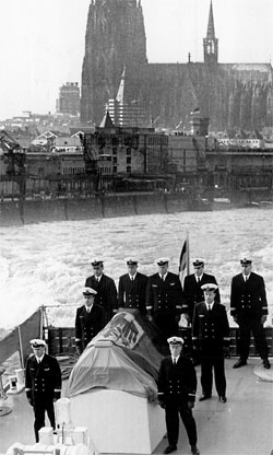 Ehrenwache am Sarg von K. Adenauer auf dem Rhein