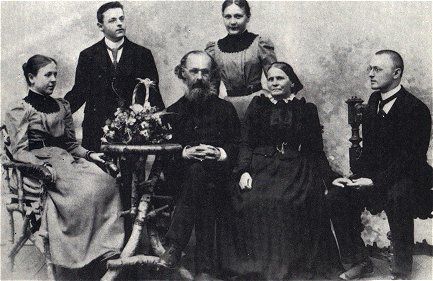 Familie Hesse, in der Mitte die Eltern, rechts Hermann Hesse