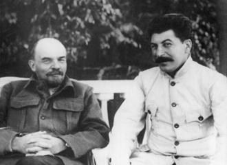 Lenin (li.) und Stalin 1922. Quelle: dpa