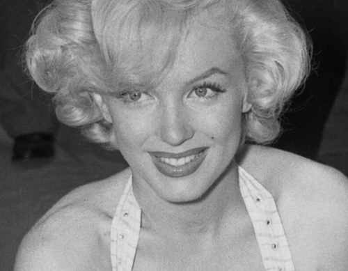 Marilyn Monroe am 27. Juni 1953 im Grauman's Chinese Theater in Los Angeles, Kalifornien