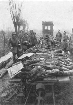 1917: Abtransport gefallener deutscher Soldaten in Vimy-Arras