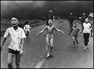 Kinder rennen mit schweren Verbrennungen aus ihrem brennenden Dorf. Quelle: Washington Post