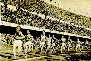 Helsinki 1952, 5.000m-Lauf: Emil Zatopek auf dem Weg zur 2. Goldmedaille