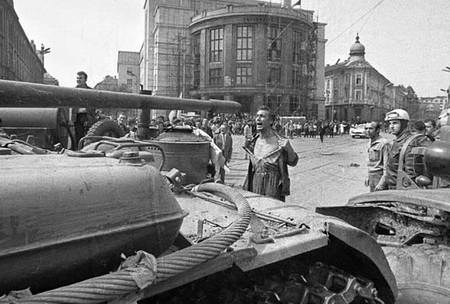 mehr bei uns über dieses Foto: Mann mit entblösster Brust vor dem Okkupationspanzer; 21.08.1968, Bratislava von  Ladislav Bielik