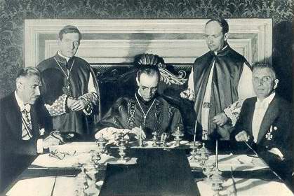 20.07.1943: Pacelli (später  Papst Pius XII) unterzeichnet das Reichskonkordat. von Papen (2.v.links);  Montini. der spätere Papst Paul VI (re. stehend)
