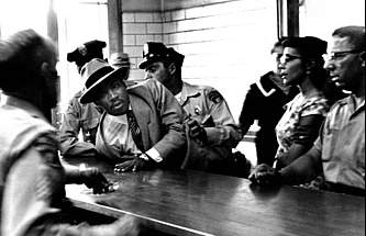 Martin Luther Kings Verhaftung 1958 in Alabama,  seine Frau Coretta re. im Bild