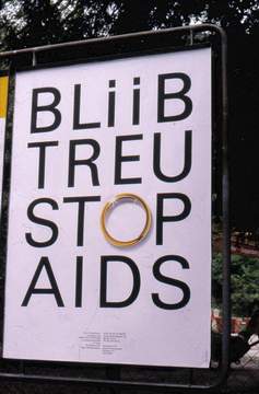 1987: Plakat-Werbung in der Schweiz "BLiiB TREU STOP AIDS" (Bleib treu, stopp AIDS)