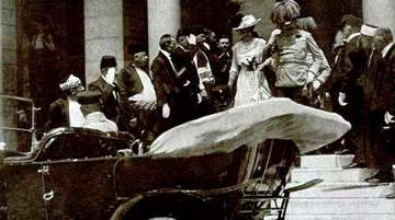 28.06.1914: Der österreichische Thronfolger Erzherzog Franz Ferdinand und seine Frau Sophie kurz vor dem Attentat in Sarajewo