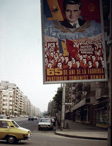 Poster der Kommunistischen Partei Rumänien (PCR) in Bukarest zu ihrem 65. Jahrestag seit Gründung (1921) mit Diktator Nicoli Ceausescu