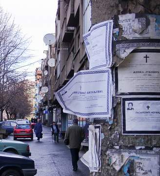 Alltag im Kosovo. Todesanzeigen an einer Säule im nördlichen (serbischen) Teil von Mitrovica, Kosovo.