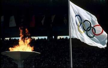 Olympische Fahne und Olympisches Feuer