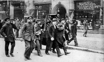 Berlin, 1919: Spartakisten auf dem Weg zum Zeitungsviertel. Quelle: DHM