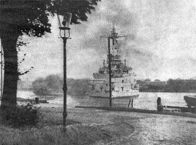 "Schleswig-Holstein" feuert auf polnische Munitionslager auf der Westerplatte vor Danzig (heute Gdansk)