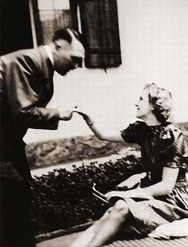 Adolf Hitler mit seiner langjährigen Freundin Eva Braun. Kurz vor ihrem Suizid heiraten sie.