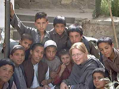 2001 : Kathi Jelinek von Shelter Now mit Straßenkindern in Kabul.
