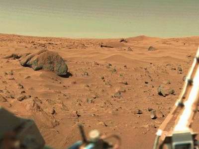 1976: Viking 1 sendet dieses Bild vom Mars. 
