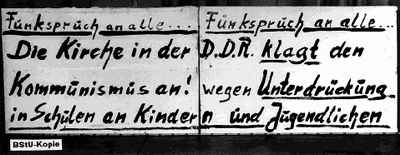 Plakat von Oskar Brüsewitz am Ort seiner Selbstverbrennung , Foto der Stasi