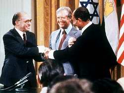 1979; Der ägyptische Staatspräsident Sadat und der israelische Ministerpräsident Menachem Begin einigen sich in Camp David/USA nach 12-tägigen Verhandlungen auf ein Rahmenabkommen für eine Nahostfriedenslösung
