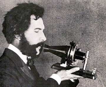 Alexander Graham Bell lässt einen Schauspieler in ein Telefon sprechen 1876