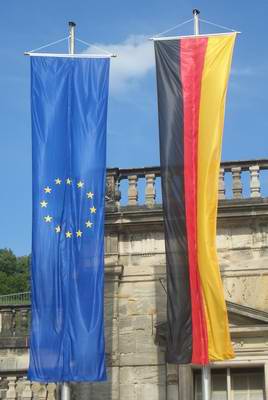 EU-Flagge und Deutschlandflagge