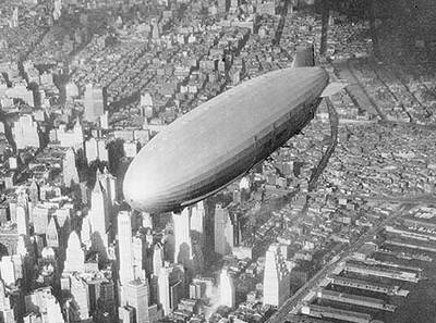 Die USS Akron (ZRS-4), von Good Year Zeppelin Corporation gebaut, überliegt Südspitze von Manhattan, New York 