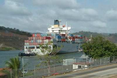 Containerschiff im Panama-Kanal