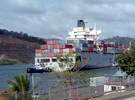 Containerschiff im Panama-Kanal