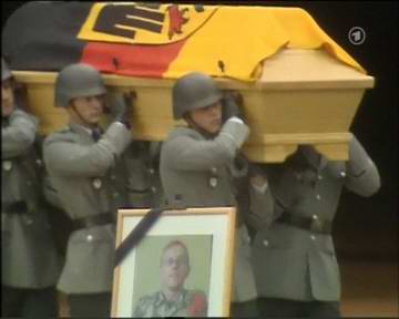 November 2005: Ein in Afghanistan ums Leben gekommener Bundeswehr-Soldat wird nach Deutschland überführt 