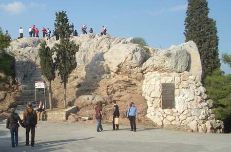 Der Areopag, ein 115 Meter hoher Felsen mitten in Athen