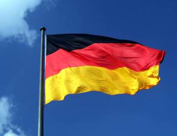 Deutschlandfahne vor dem Reichstagsgebäude in Berlin, Nationalflagge seit 1919