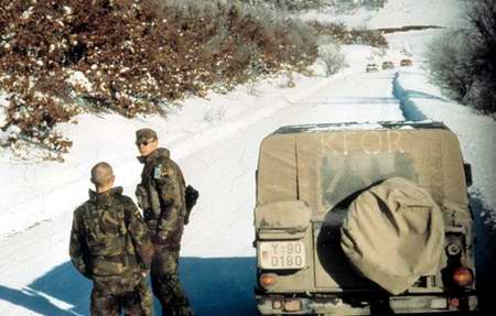Bundeswehrsoldaten mit ihrem Jeep als KFOR-Friedenstruppe im winterlichen Kosovo