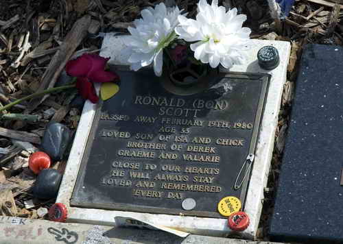 Das Grab von AC/DC-Sänger Bon Scott in Fremantle, Australien. Bis heute pilgern Fans zu seinem Grab , veranstalten Trinkgelage und hinterlassen die Verschlüsse ihrer Flaschen auf seinem Grab.