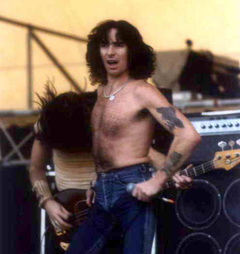 AC/DC-Sänger Bon Scott, * 9. Juli 1946 als Ronald Belford Scott in Kirriemuir, Angus, Schottland; 19. Februar 1980 in London, hier mit der Hard-Rock-Band AC/DC am 01.09.1979 beim Open-Air-Konzert auf dem Zeppelin-Feld in Nürnberg