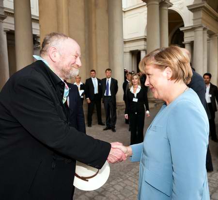 08.09.2010: Der Karikaturist Kurt Westergaard (links im Bild), der eine der dänischen Mohammed-Karikaturen gezeichnet hat, erhält in Potsdam sein unbeugsames Eintreten für Presse- und Meinungsfreiheit und für seinen Mut, zu diesen demokratischen Werten zu stehen und sie trotz Gewalt- und Todesdrohungen zu verteidigen. Die Hauptrede des Abend hielt Bundeskanzlerin Angela Merkel (rechts im Bild) 
