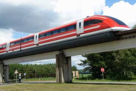 Transrapid 09 bei einer Testfahrt auf der Versuchstrecke im Emsland 