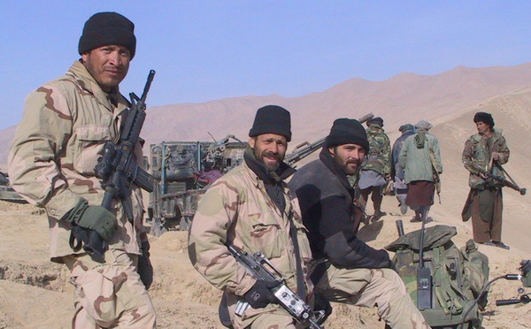 US-amerikanische Spezialkräfte mit Kämpfern der Nordallianz im November 2001 westlich von Kunduz, Afghanistan