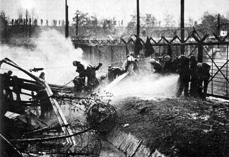 28.02.1981: Großdemonstration gegen den Bau des Kernkraftwerk Brokdorf an der Unterelbe: Das bis dahin größte Polizei-Aufgebot in der Geschichte der Bundesrepublik (10.000 Polizisten) sollen die Erstürmung des Baugeländes verhindern.