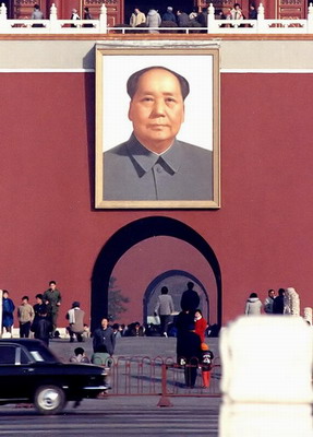 Portrait von Mao Tsetung über dem über dem Eingang zur Verbotenen Stadt an der Nordseite des Tiananmen-Platzes in Peking